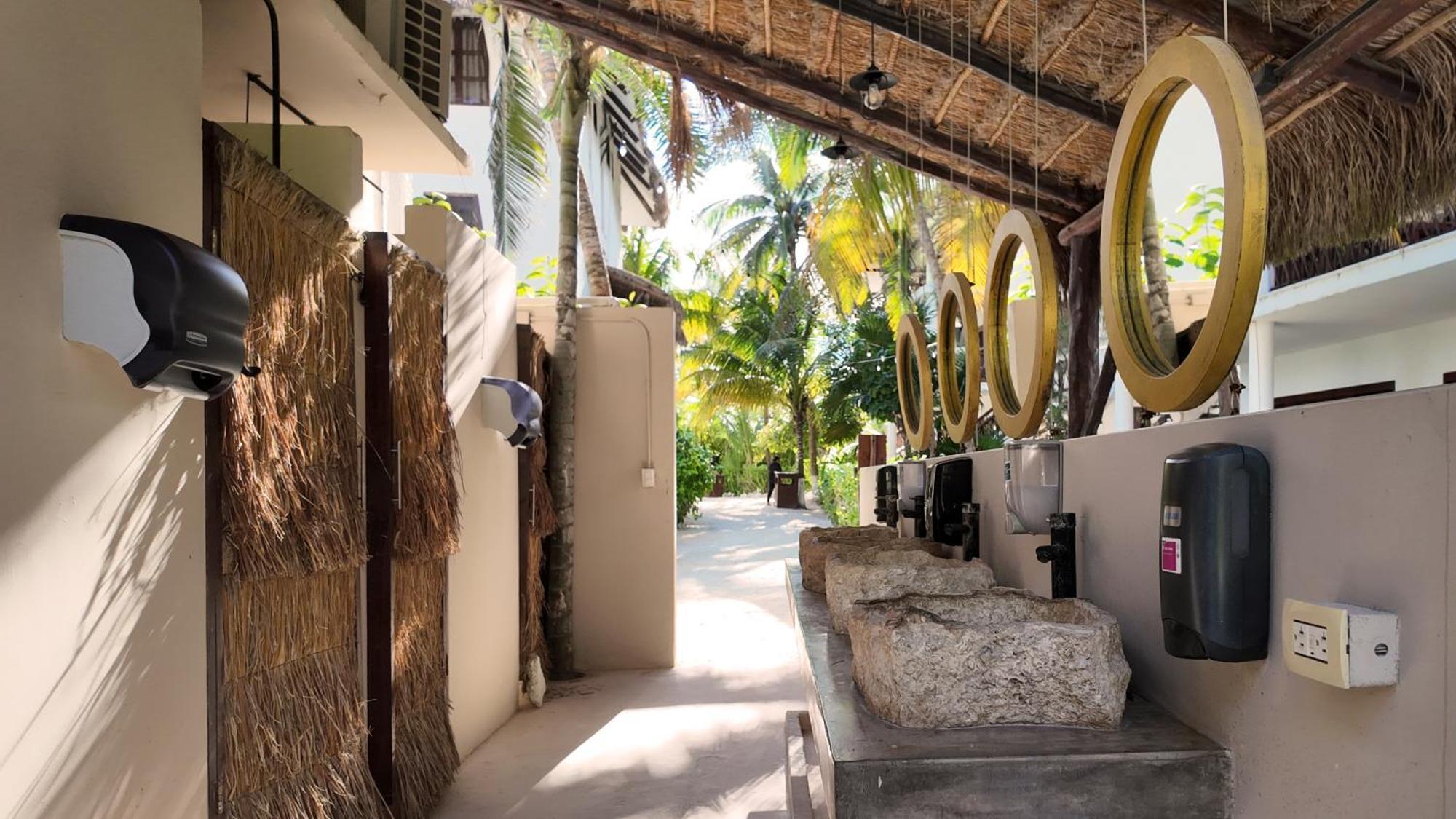 Hotel Cabanas Los Lirios Tulum Esterno foto